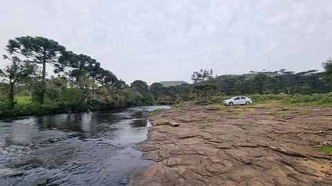 Road to Canyons near the river